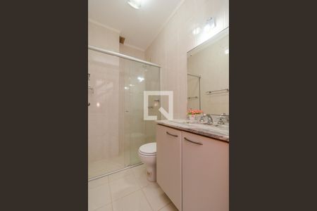 Banheiro de casa de condomínio à venda com 3 quartos, 217m² em Ipanema, Porto Alegre
