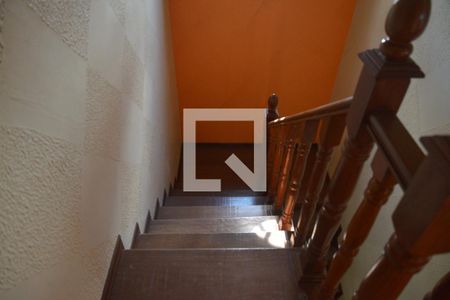 Casa para alugar com 240m², 4 quartos e 2 vagasEscada