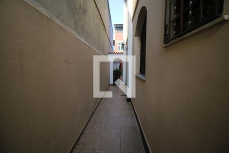 Casa à venda com 298m², 4 quartos e 2 vagasCorredor lateral da casa