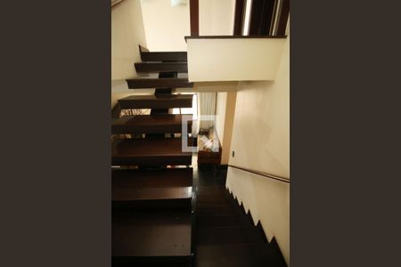 Casa à venda com 298m², 4 quartos e 2 vagasEscada 2º piso