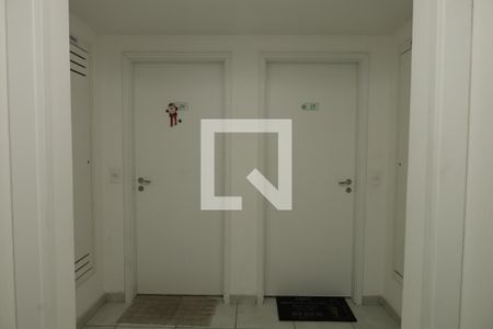 Apartamento à venda com 47m², 2 quartos e 1 vagaÁrea comum - Saguão do andar - Porta do apartamento