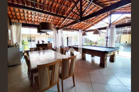 Casa à venda com 720m², 3 quartos e 16 vagas Casa à venda com 720m², 3 quartos e 16 vagasÁrea externa