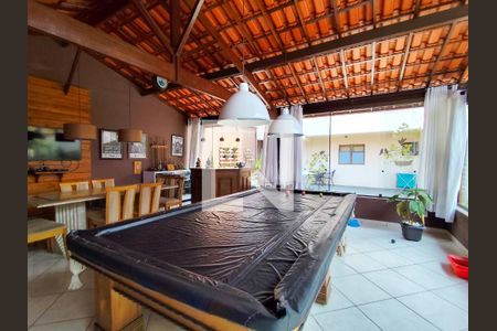 Casa à venda com 720m², 3 quartos e 16 vagas Casa à venda com 720m², 3 quartos e 16 vagasÁrea externa