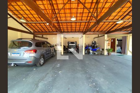 Casa à venda com 720m², 3 quartos e 16 vagas Casa à venda com 720m², 3 quartos e 16 vagasÁrea externa