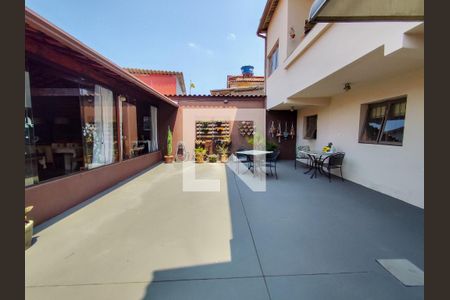 Casa à venda com 720m², 3 quartos e 16 vagas Casa à venda com 720m², 3 quartos e 16 vagasÁrea externa