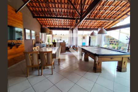 Casa à venda com 720m², 3 quartos e 16 vagas Casa à venda com 720m², 3 quartos e 16 vagasÁrea externa