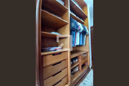 Casa de condomínio à venda com 340m², 3 quartos e 4 vagas Casa de condomínio à venda com 340m², 3 quartos e 4 vagasCloset da Suíte 1