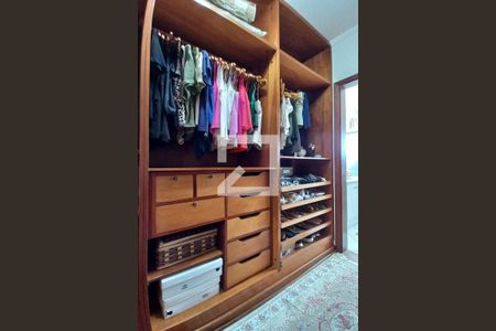 Casa de condomínio à venda com 340m², 3 quartos e 4 vagas Casa de condomínio à venda com 340m², 3 quartos e 4 vagasCloset da Suíte 1