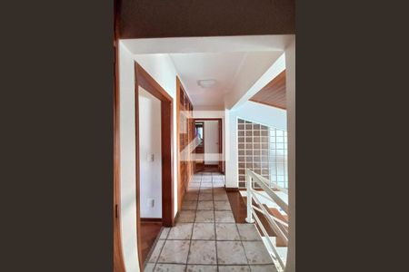 Casa de condomínio à venda com 340m², 3 quartos e 4 vagas Casa de condomínio à venda com 340m², 3 quartos e 4 vagasCorredor