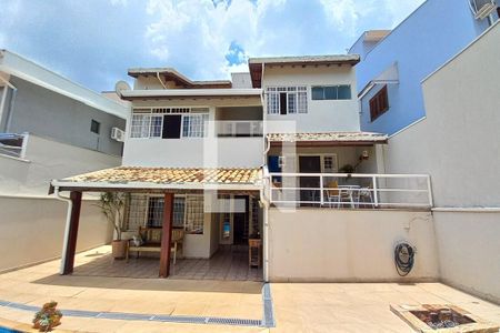 Casa de condomínio à venda com 340m², 3 quartos e 4 vagas Casa de condomínio à venda com 340m², 3 quartos e 4 vagasFachada do Prédio Fundos