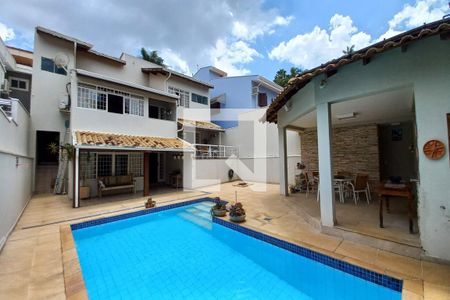 Casa de condomínio à venda com 340m², 3 quartos e 4 vagas Casa de condomínio à venda com 340m², 3 quartos e 4 vagasÁrea comum - Piscina