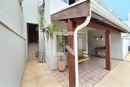 Casa de condomínio à venda com 340m², 3 quartos e 4 vagas Casa de condomínio à venda com 340m², 3 quartos e 4 vagasCorredor Lateral