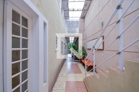 Casa à venda com 272m², 6 quartos e 3 vagas Casa à venda com 272m², 6 quartos e 3 vagasCorredor externo