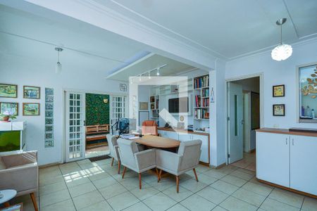 Casa à venda com 272m², 6 quartos e 3 vagas Casa à venda com 272m², 6 quartos e 3 vagasEscritório 2