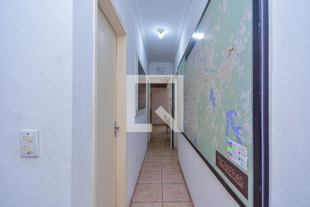 Casa à venda com 272m², 6 quartos e 3 vagas Casa à venda com 272m², 6 quartos e 3 vagasCorredor