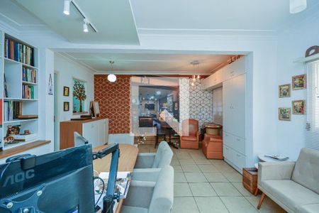 Casa à venda com 272m², 6 quartos e 3 vagas Casa à venda com 272m², 6 quartos e 3 vagasEscritório 2