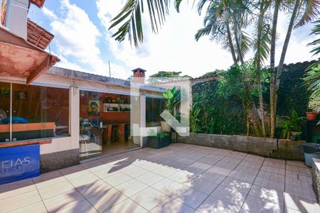 Casa à venda com 272m², 6 quartos e 3 vagas Casa à venda com 272m², 6 quartos e 3 vagasQuintal