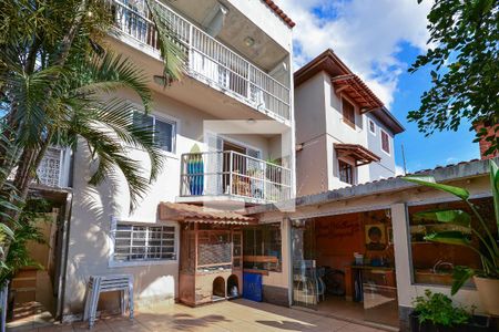 Casa à venda com 272m², 6 quartos e 3 vagas Casa à venda com 272m², 6 quartos e 3 vagasFachada