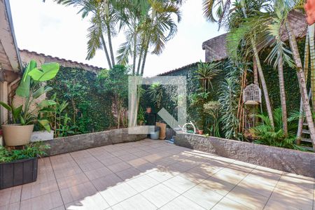 Casa à venda com 272m², 6 quartos e 3 vagas Casa à venda com 272m², 6 quartos e 3 vagasQuintal