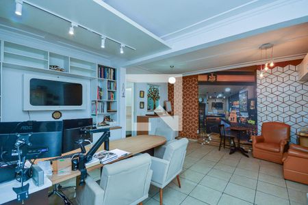 Casa à venda com 272m², 6 quartos e 3 vagas Casa à venda com 272m², 6 quartos e 3 vagasEscritório 2