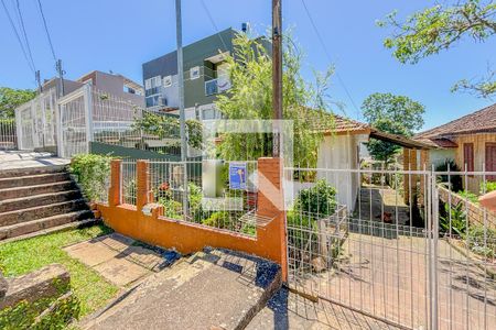 Fachada de casa à venda com 2 quartos, 300m² em Tristeza, Porto Alegre