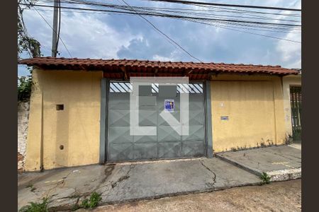 Casa à venda com 250m², 2 quartos e 3 vagasFachada