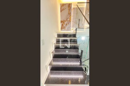 Casa à venda com 386m², 3 quartos e 8 vagasEscada