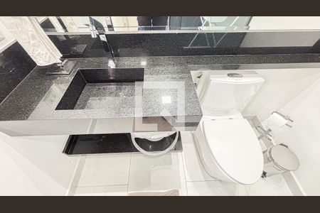 Casa à venda com 386m², 3 quartos e 8 vagasBanheiro da Suíte 2