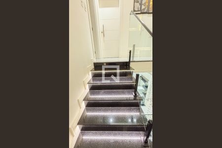 Casa à venda com 386m², 3 quartos e 8 vagasEscada