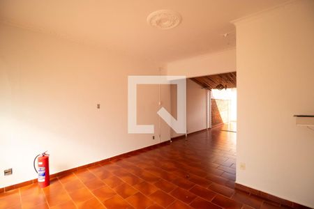 Casa à venda com 152m², 4 quartos e 5 vagas Casa à venda com 152m², 4 quartos e 5 vagasVaranda