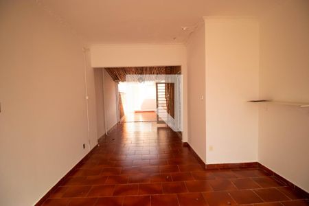 Casa à venda com 152m², 4 quartos e 5 vagas Casa à venda com 152m², 4 quartos e 5 vagasVaranda