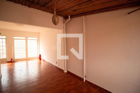 Casa à venda com 152m², 4 quartos e 5 vagas Casa à venda com 152m², 4 quartos e 5 vagasVaranda