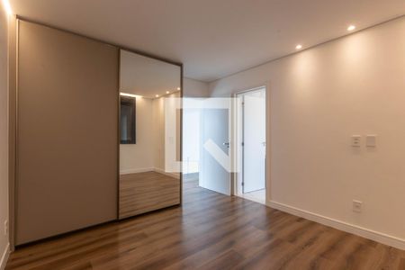 Casa de condomínio à venda com 376m², 4 quartos e 4 vagas Casa de condomínio à venda com 376m², 4 quartos e 4 vagasSuíte 2