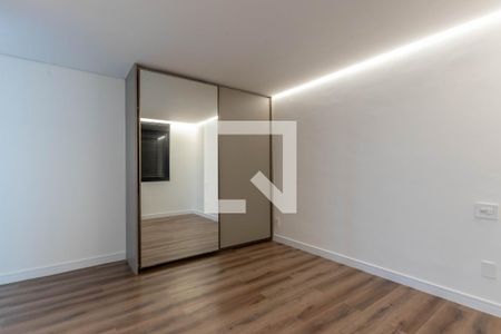 Casa de condomínio à venda com 376m², 4 quartos e 4 vagas Casa de condomínio à venda com 376m², 4 quartos e 4 vagasSuíte 3