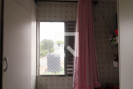 Apartamento à venda com 50m², 3 quartos e 1 vagaPlaca instalada na janela do quarto 2