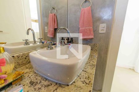 Casa de condomínio à venda com 240m², 4 quartos e 1 vagaBanheiro da Suíte 3