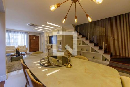 Casa de condomínio à venda com 240m², 4 quartos e 1 vagaSala