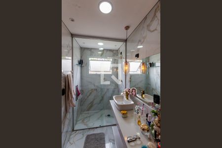 Casa à venda com 340m², 5 quartos e 6 vagasBanheiro da Suíte 1