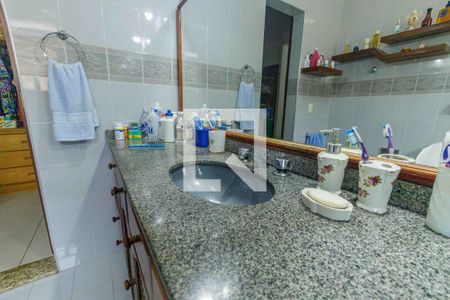Casa de condomínio à venda com 335m², 5 quartos e 5 vagasBanheiro da Suíte 1
