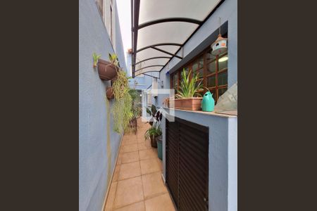 Casa à venda com 230m², 2 quartos e 2 vagasLateral