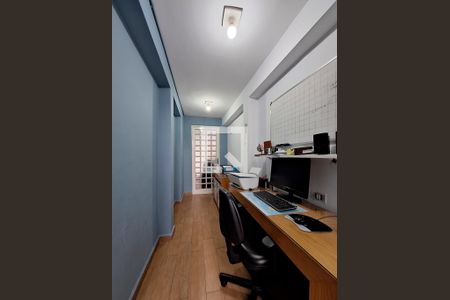 Casa à venda com 230m², 2 quartos e 2 vagasEscritório