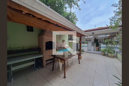 Casa à venda com 230m², 2 quartos e 2 vagasQuintal
