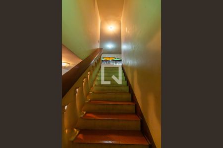 Casa para alugar com 750m², 4 quartos e 5 vagasEscada