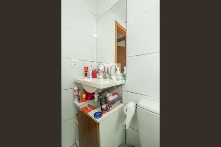 Banheiro de apartamento à venda com 2 quartos, 49m² em Morro Santana, Porto Alegre