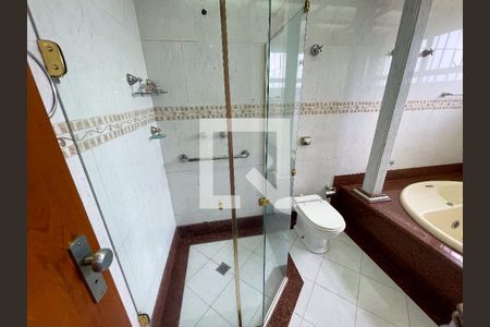 Apartamento à venda com 240m², 4 quartos e 6 vagas Apartamento à venda com 240m², 4 quartos e 6 vagasbanheiro da suíte máster
