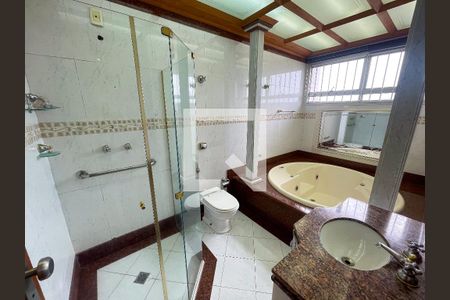 Apartamento à venda com 240m², 4 quartos e 6 vagas Apartamento à venda com 240m², 4 quartos e 6 vagasbanheiro da suíte máster