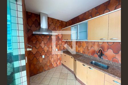 Apartamento à venda com 240m², 4 quartos e 6 vagas Apartamento à venda com 240m², 4 quartos e 6 vagasCozinha 2