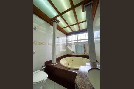 Apartamento à venda com 240m², 4 quartos e 6 vagas Apartamento à venda com 240m², 4 quartos e 6 vagasbanheiro da suíte máster