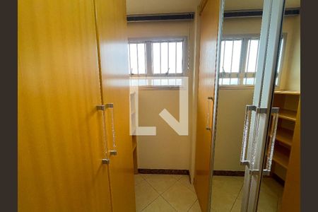 Apartamento à venda com 240m², 4 quartos e 6 vagas Apartamento à venda com 240m², 4 quartos e 6 vagasCloset Quarto 4 - Suíte máster