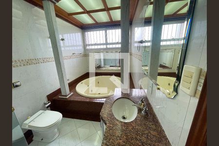 Apartamento à venda com 240m², 4 quartos e 6 vagas Apartamento à venda com 240m², 4 quartos e 6 vagasbanheiro da suíte máster
